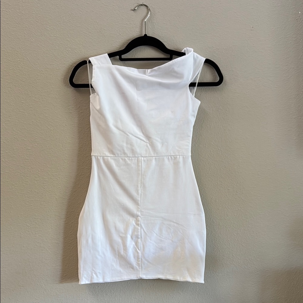 Elegant White Sleeveless Dress